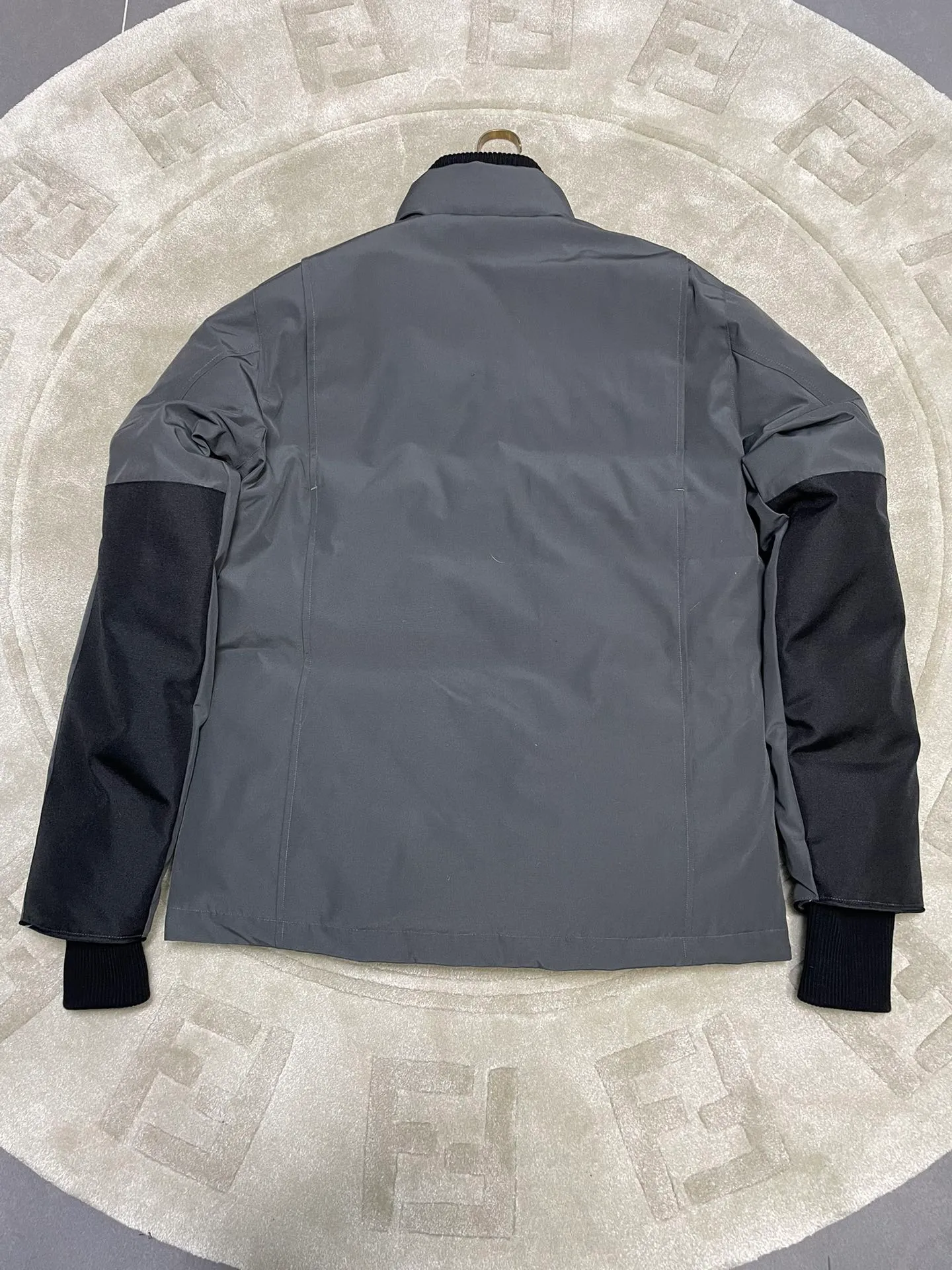 P800 forester men's new model black 24 models Canada Goose (Canada Goose) Men's model xs-xxl The highest version on the market! 🔥 Recommendation of single product for autumn and winter hard goods # Produced by OEM canada goose # The Canadian brand canada goose has always been recognized as the warmest down jacket, and its existence can often be seen in the winter street photos of various celebrities. I make Canada Goose every year, but I still can’t get rid of my love for it. No matter how cold the weather is, there’s no need to be afraid! Because this year, as always, we will provide you with ruthless goods and prepare large quantities of goods. I believe that the market has become a bit chaotic, but we are not afraid. Only good things are competitive, not comparing prices! No one is stupid enough to quote a high price and send old customers away! Look at price in the short term and quality in the long term! If you care about quality, please respect its price! If what you want is cheap, please don't expect good quality! You get what you pay for, this is the rule of the market! We really value quality. It is only worn by the one who understands you! Filling content: 90 international standard duck down! I won’t say much more, everyone sells their own goods! Regarding the down content, you can feel it with your hands. There is nothing wrong with good down. Another customer said that the clothes are very light, but the ones on the market are very heavy. For us insiders, adding some filament to the clothes will make them look bulging and heavy. But we won't do that! 🔥Pure original fidelity! 🔥Everyone who has been cooperating with us in the past few years knows that the large-scale wholesale market products are incomparable to us. You are welcome to visit the brick cabinet and then come to my home to buy! It is the legendary warmest down jacket. A goose and a single layer of clothing can withstand minus 20 degrees Celsius! Known as a must-have for Arctic outdoor sports! The most popular down jacket in the world, celebrities are rushing to buy it, it is a must-have!